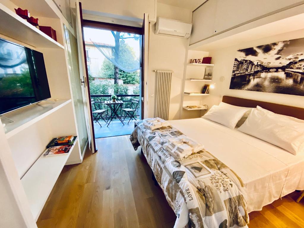 um quarto com uma cama e uma grande janela em Florence Libertà apartment with balcony em Florença