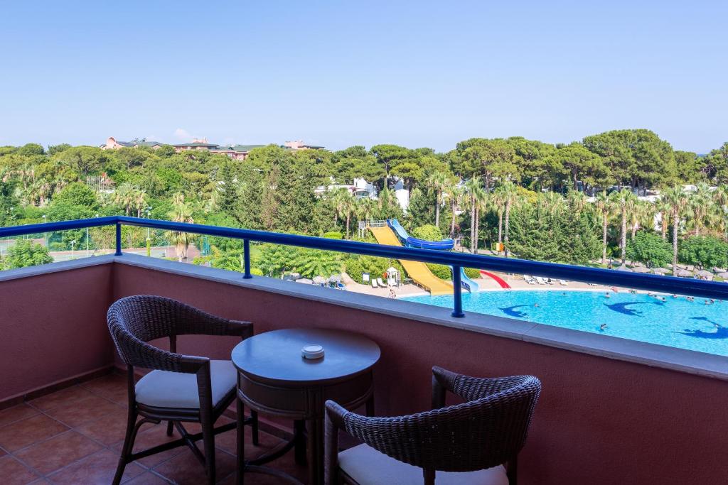 Bazén v ubytování Simena Comfort Hotel nebo v jeho okolí