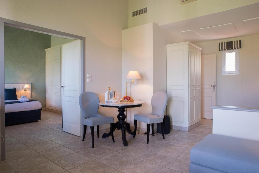 Postel nebo postele na pokoji v ubytování Hôtel L' Estelle en Camargue
