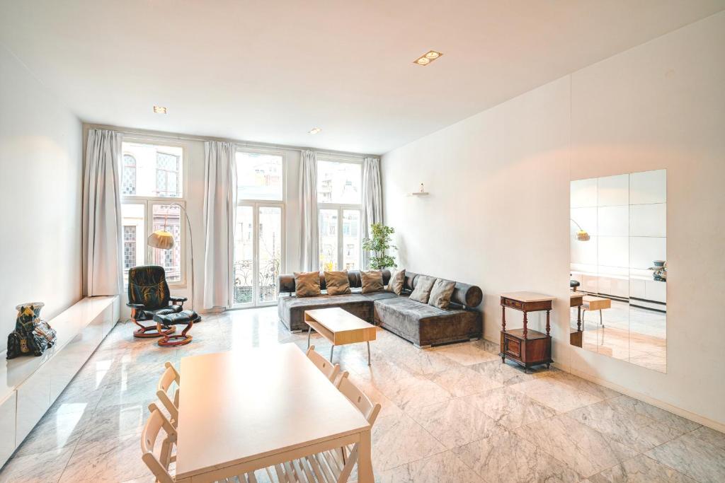 Svetainės erdvė apgyvendinimo įstaigoje Three Bedroom Marble Apartment in the Heart of Antwerp