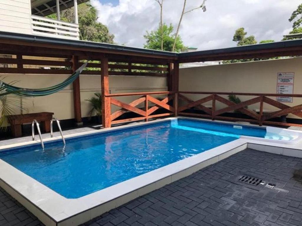 ein Schwimmbad in der Mitte eines Hauses in der Unterkunft Wilhelmina Hotel & Apartments in Paramaribo