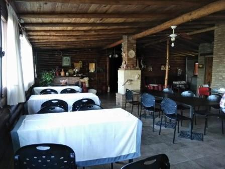 
Un restaurant u otro lugar para comer en Posada la Cabaña
