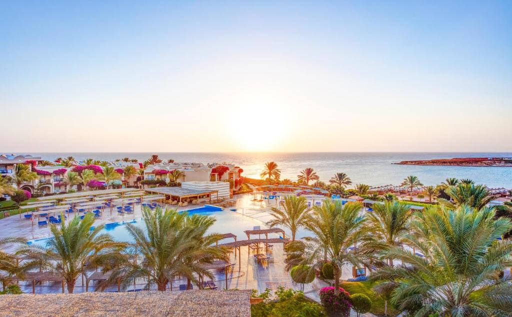einen Luftblick auf ein Resort mit Palmen und dem Meer in der Unterkunft TUI MAGIC LIFE Kalawy in Hurghada