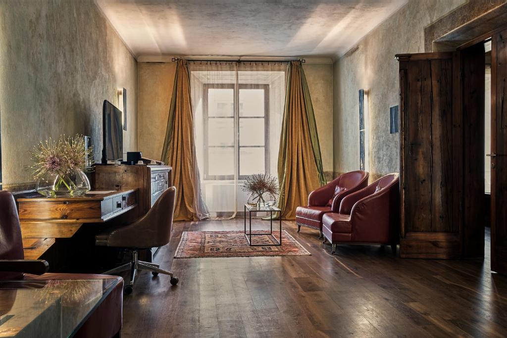 a living room with a couch and a desk at Hotel Stary in Kraków