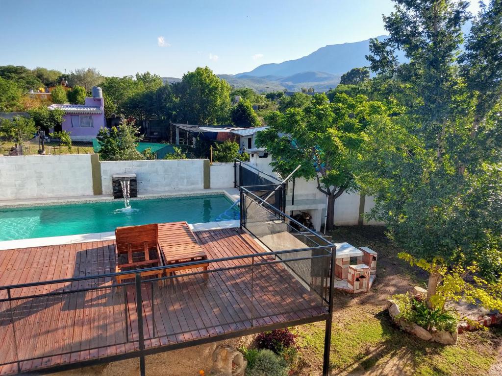 una vista aérea de una piscina con terraza de madera en Mi lugar en Capilla del Monte