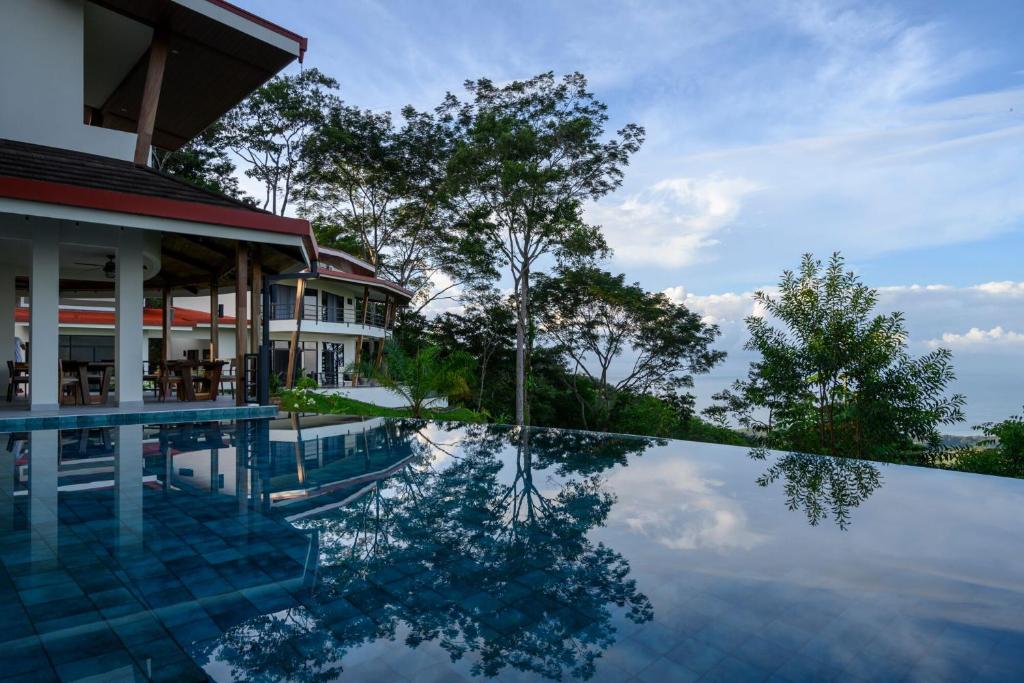 Bazén v ubytování Lapazul Boutique Hotel nebo v jeho okolí