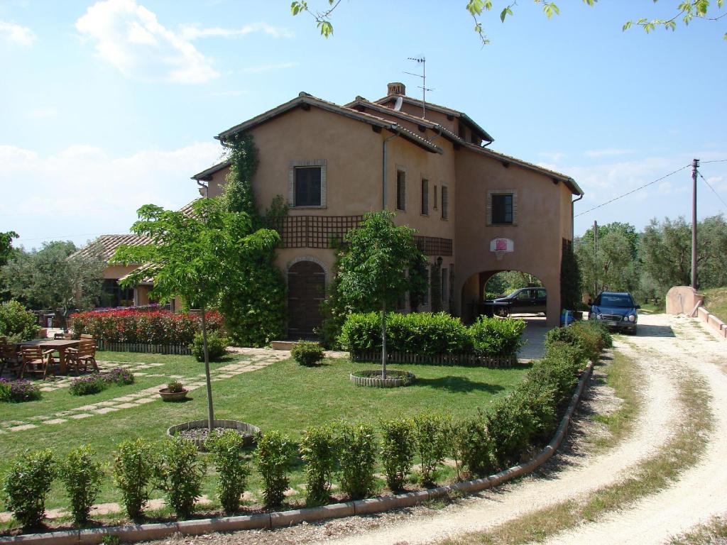 une maison avec un jardin devant dans l'établissement Agriturismo Terra Sabina, à Poggio Mirteto