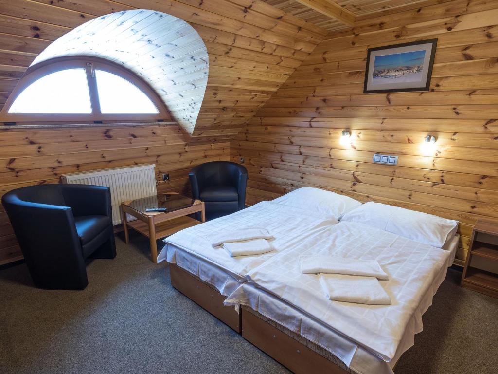 Łóżko lub łóżka w pokoju w obiekcie EA Horský Hotel Hájenka