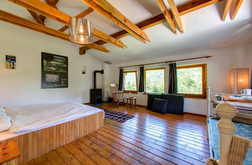 Postel nebo postele na pokoji v ubytování Herzegovina Lodges Boracko Jezero