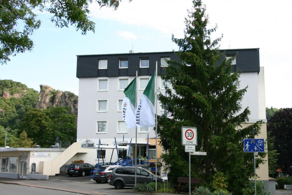 un edificio con dos banderas delante en Hotel Krone, en Bad Münster am Stein-Ebernburg