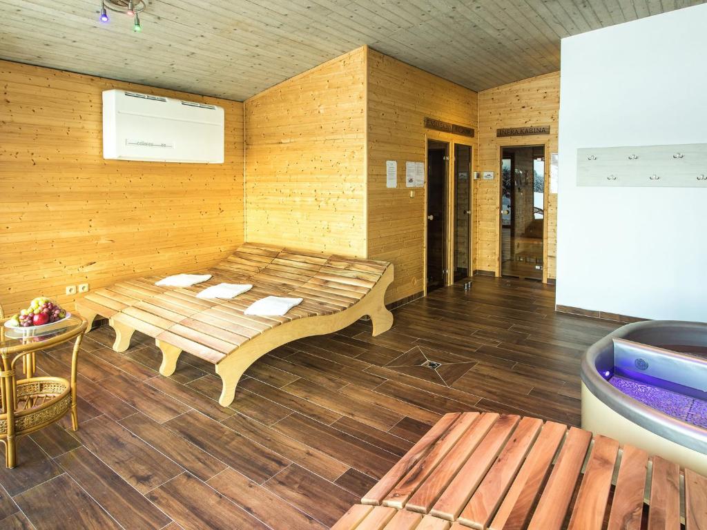 Pokój z sauną z ławką i wanną w obiekcie EA Horský Hotel Hájenka w mieście Modrava