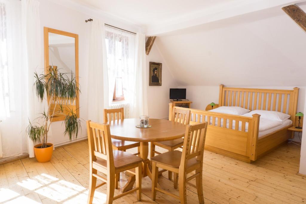 Postel nebo postele na pokoji v ubytování Hotel Barbakan