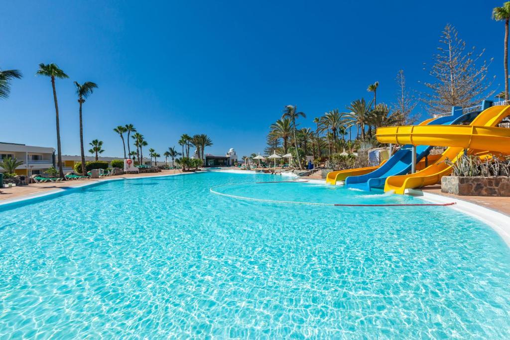 una gran piscina con un tobogán de agua en Abora Interclub Atlantic by Lopesan Hotels en San Agustín