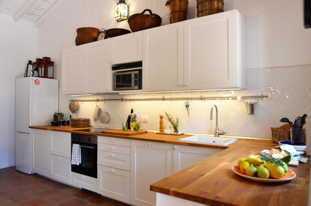 Kuchyň nebo kuchyňský kout v ubytování Finca Las Olivas - Unique country house with heated pool