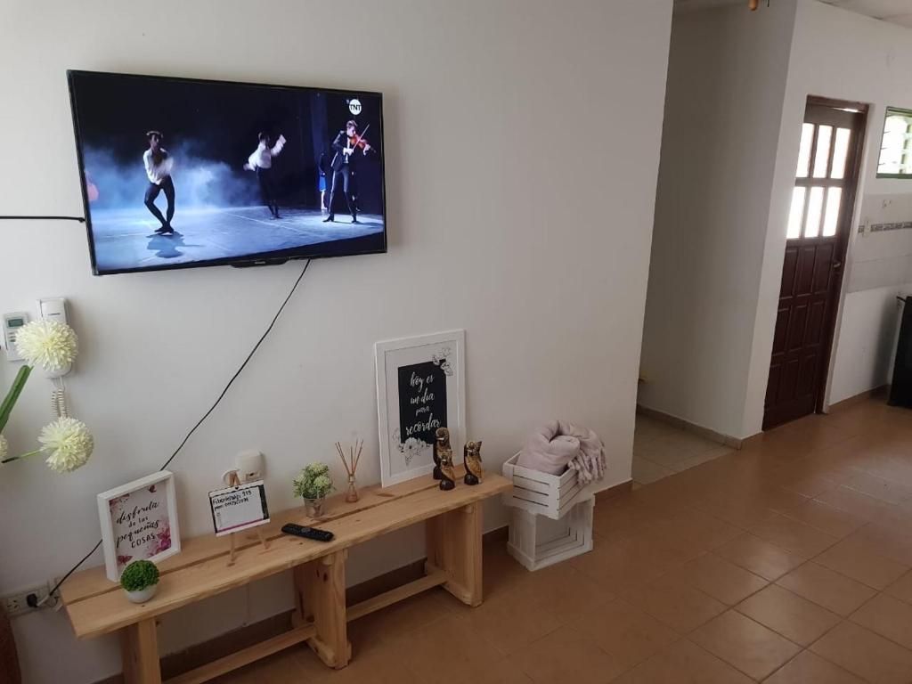 sala de estar con TV colgada en la pared en Complejo Sarmiento 1 en Formosa