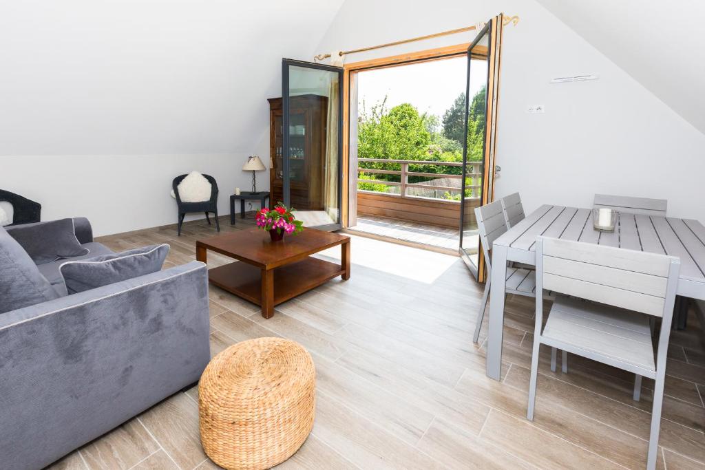 un salon avec un canapé et une table dans l'établissement La Prairie, à Varengeville-sur-Mer