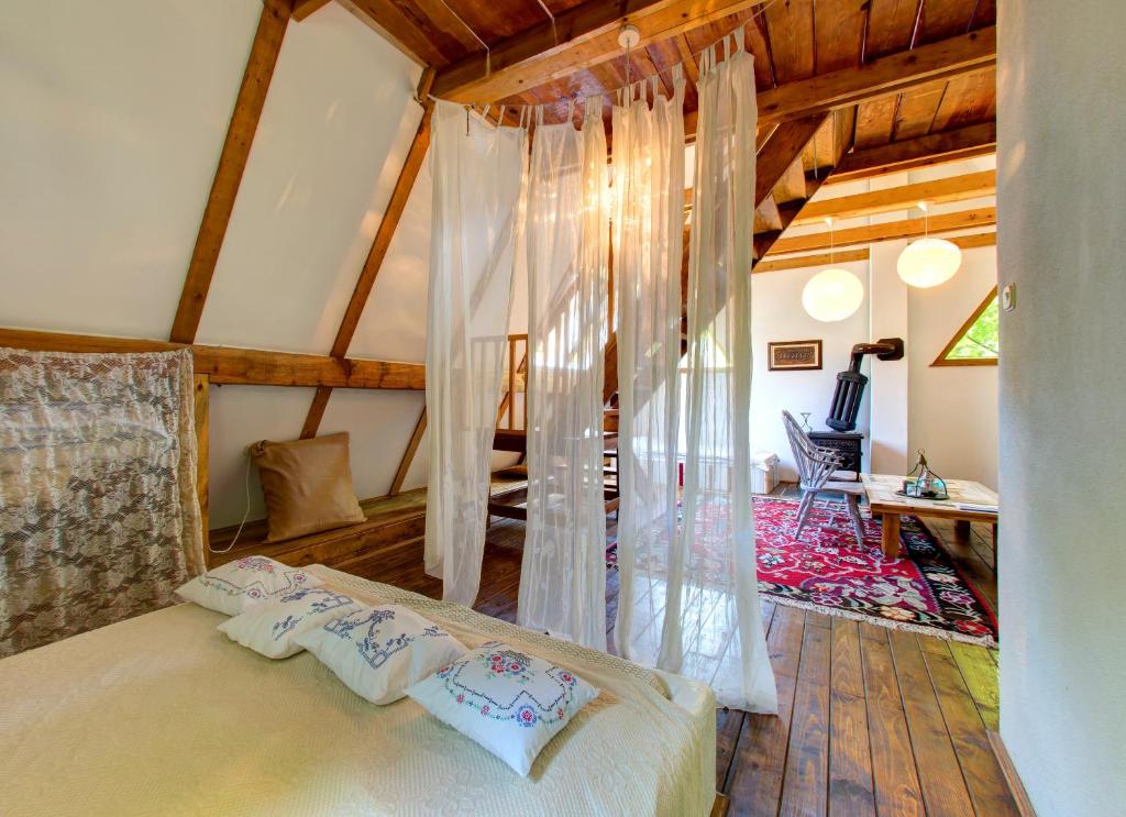 Postel nebo postele na pokoji v ubytování Herzegovina Lodges Boracko Jezero