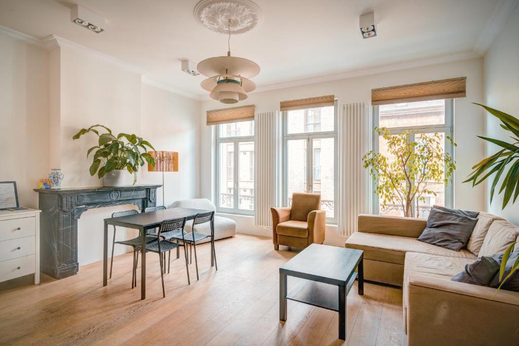 uma sala de estar com um sofá e uma mesa em The Greenplace Lodge. Apartment in Heart of Antwerp. em Antuérpia