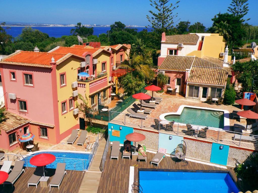 eine Luftansicht eines Hauses mit Pool in der Unterkunft Villas D. Dinis - Charming Residence (adults only) in Lagos