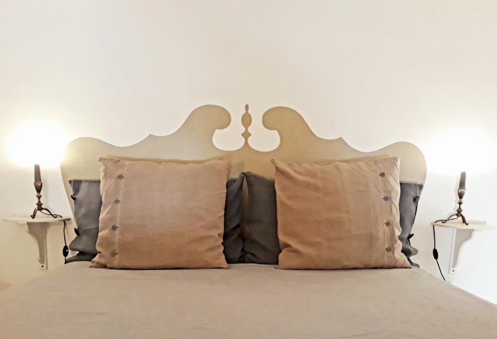ローマにあるFul Apartment from Patti and Robi to San Pietro - Romeの白いベッド(枕付)、木製のヘッドボード