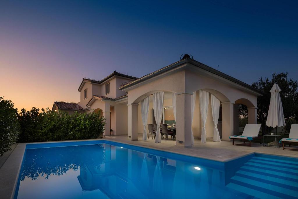 Villa Sunset Lady