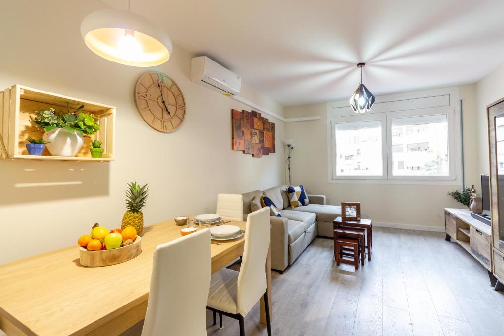 een woonkamer met een tafel en een eetkamer bij Tarrapolita_Rambla in Tarragona