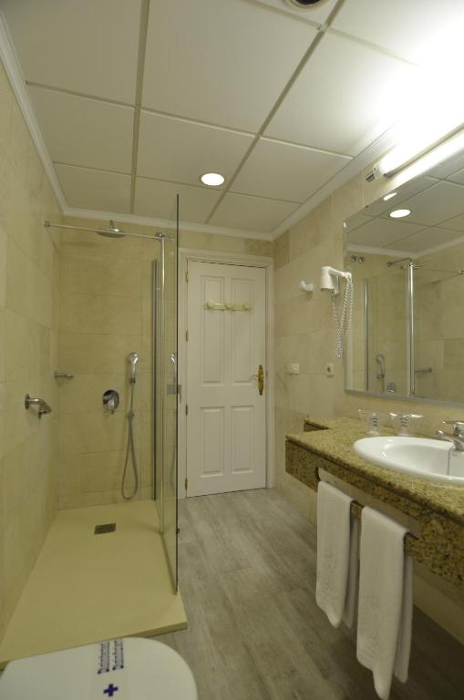 Un baño de Hotel Don Curro