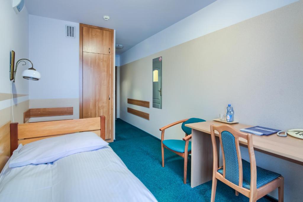 Łóżko lub łóżka w pokoju w obiekcie Hotel Konin