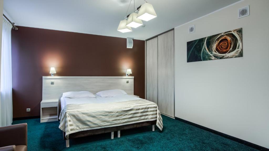 Łóżko lub łóżka w pokoju w obiekcie Hotel Konin