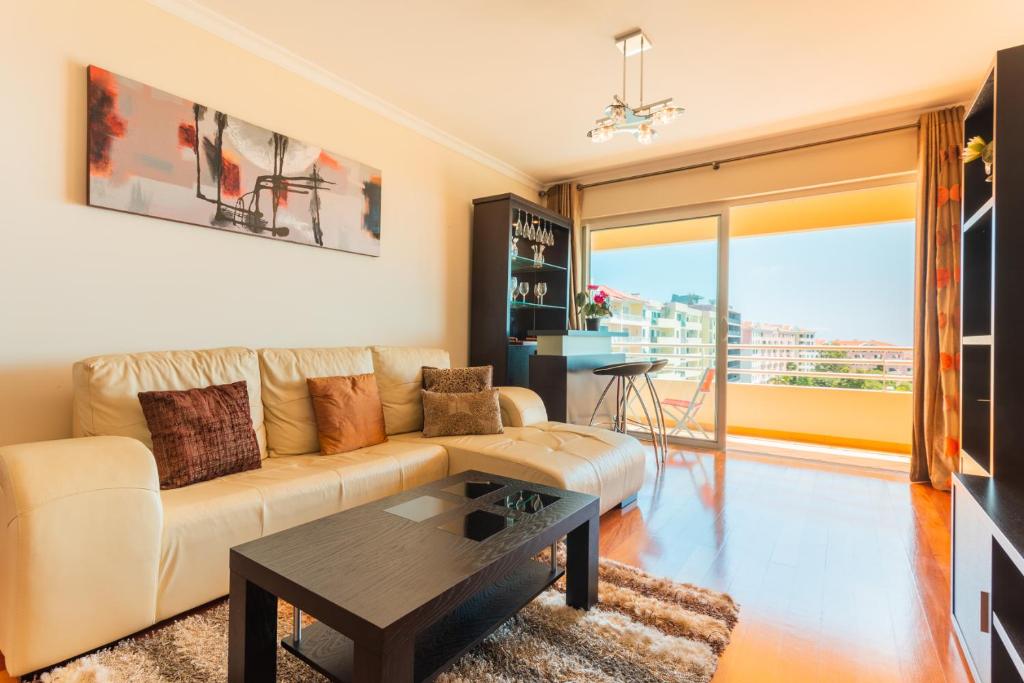 Svetainės erdvė apgyvendinimo įstaigoje FLH Funchal Green Park Apartment with Pool