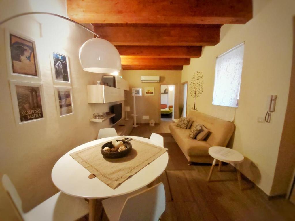 sala de estar con mesa y sofá en A Casa di Vale, en Siracusa