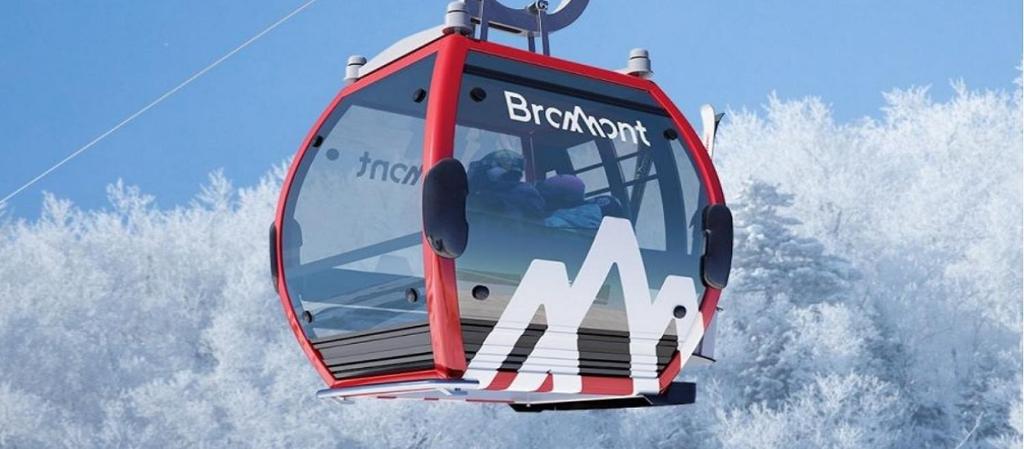 Splendid Mountain View Condo with Pool & BBQ- Ski, MTB, Cycling, Golf, Telework! v zimě