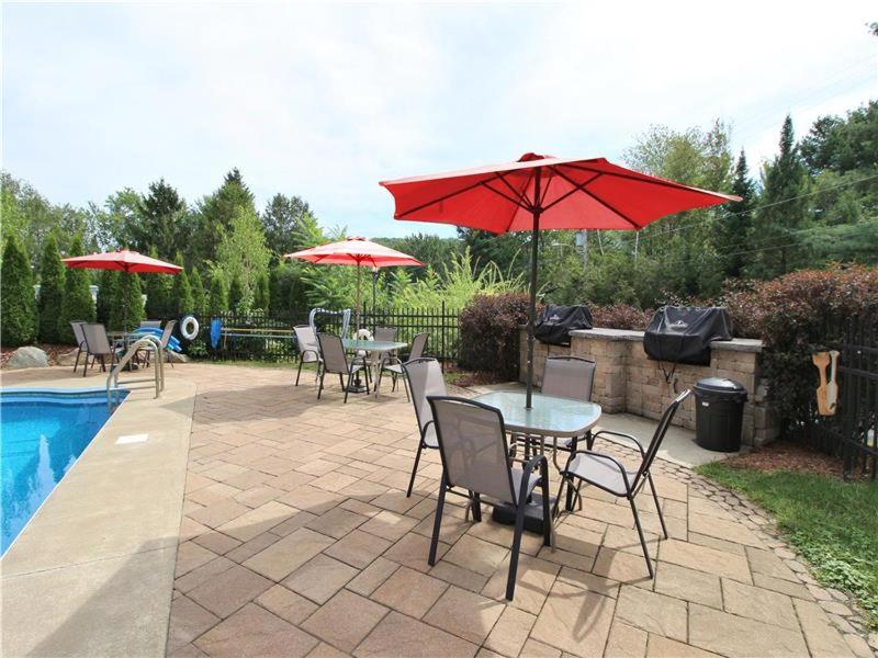 Bazén v ubytování Splendid Mountain View Condo with Pool & BBQ- Ski, MTB, Cycling, Golf, Telework! nebo v jeho okolí