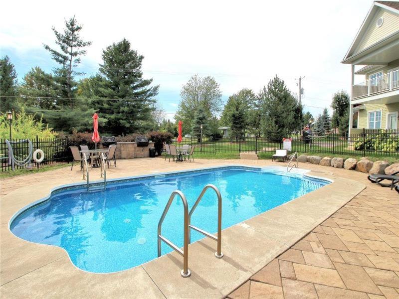 Bazén v ubytování Splendid Mountain View Condo with Pool & BBQ- Ski, MTB, Cycling, Golf, Telework! nebo v jeho okolí