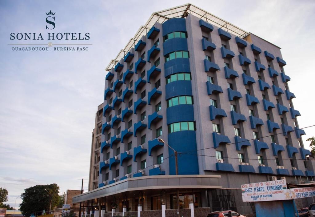 瓦加杜古的住宿－Sonia Hotel，建筑上标有桑塔酒店标志