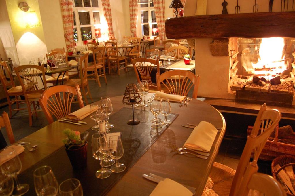 Restaurace v ubytování Hôtel Les Ardillières du Pont d'Oye