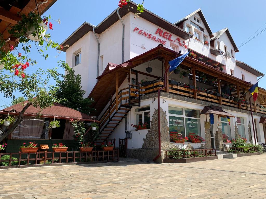 a building with a sign on the side of it at Pensiunea Relax in Râmnicu Vâlcea