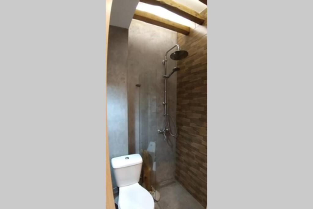 Kúpeľňa v ubytovaní Cosy Industrial Style Little Home just 5minutes from Waterfront