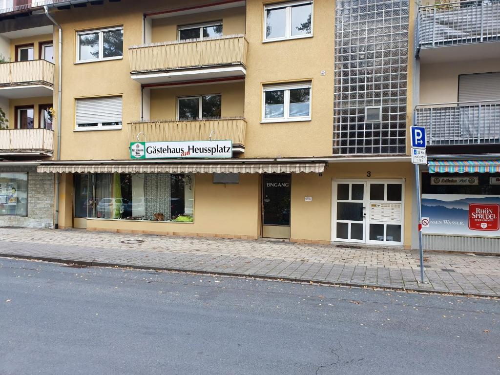 een gebouw aan de straatkant bij Gästehaus am Heuss-Platz in Erlangen