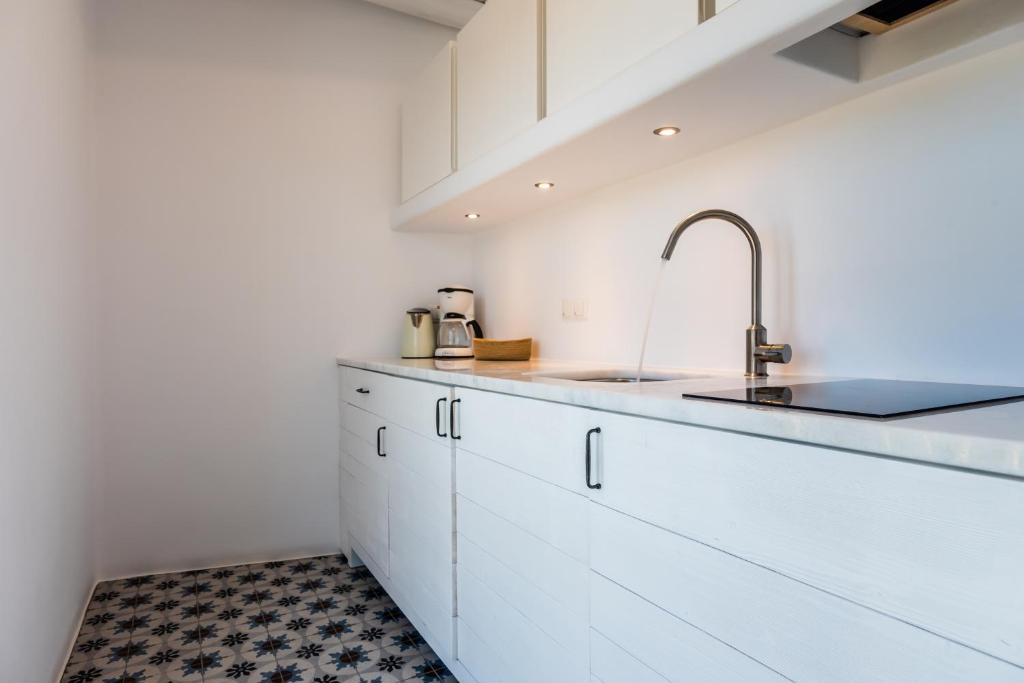 Kuchyň nebo kuchyňský kout v ubytování Milia Gi Suites