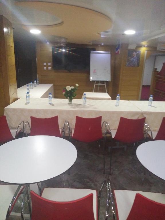 El área de trabajo o centro de convenciones de Hôtel Hadaik Ain Asserdoune