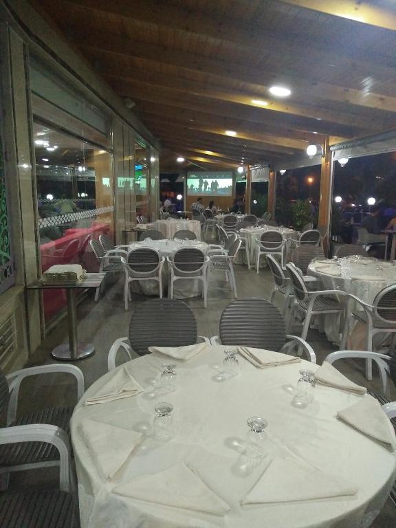 Un restaurante u otro lugar para comer en Hôtel Hadaik Ain Asserdoune
