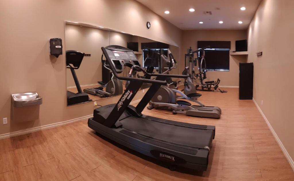 Fitness centrum a/nebo fitness zařízení v ubytování Cotulla Whitten Inn