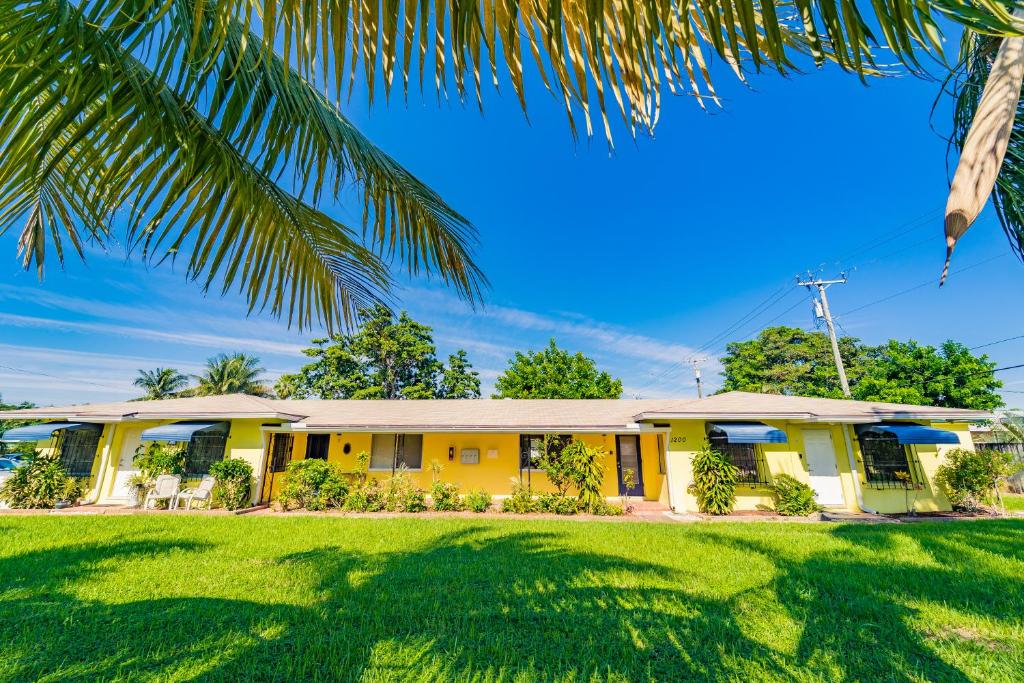 une maison jaune avec un palmier dans l'établissement Beach Chairs, Good Kitchen, Strong Wifi on 14th Ave, à Fort Lauderdale