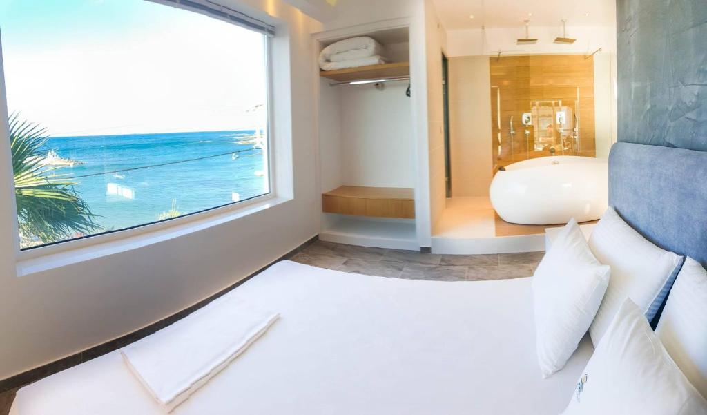 Łóżko lub łóżka w pokoju w obiekcie Porto Kalamaki Hotel