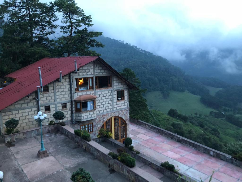 een huis met uitzicht op een berg bij Cabañas 5 Pinos in Pinal de Amoles