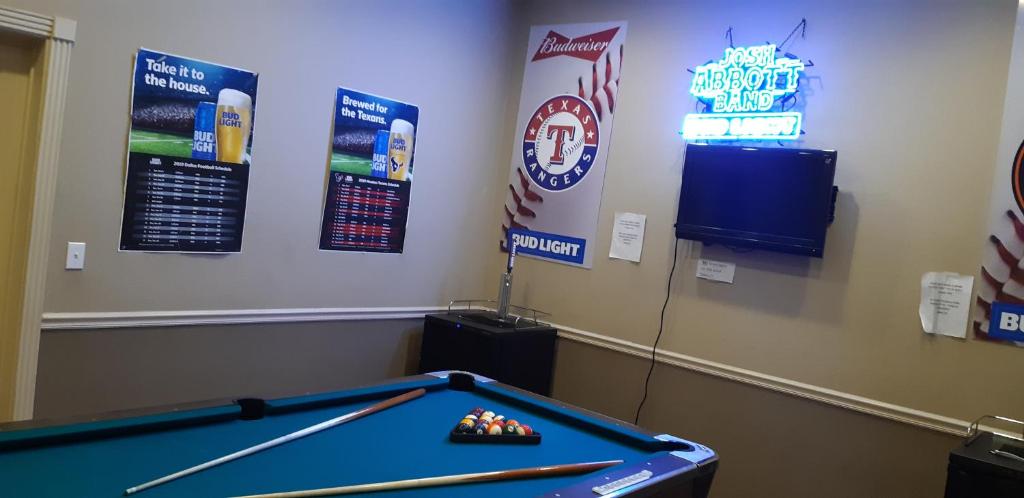 Biliár nebo kulečník v ubytování Cotulla Whitten Inn