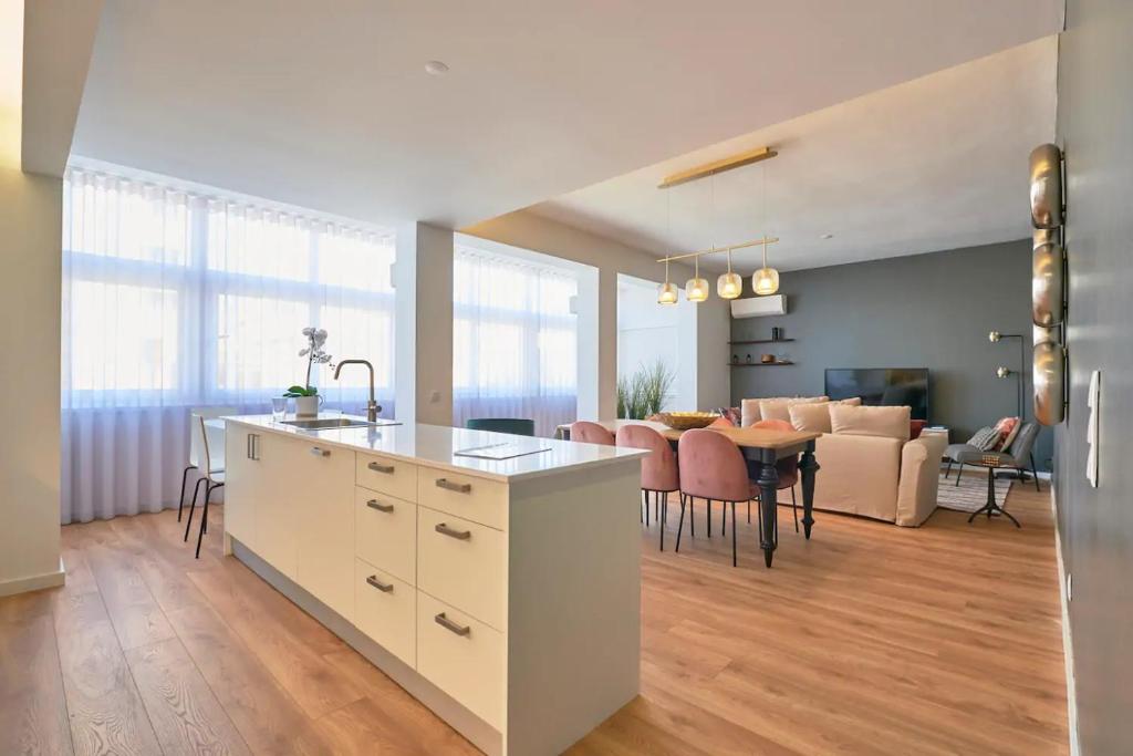 eine Küche und ein Wohnzimmer mit einem Tisch und einem Esszimmer in der Unterkunft Marquês Pombal Apartment in Lissabon
