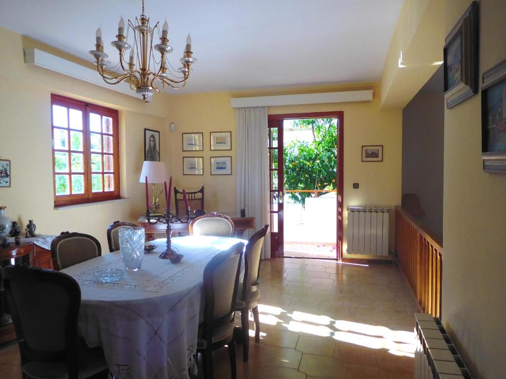 Fotografia z galérie ubytovania Kavouri beach house just 6 minutes walk to Kavouri beach v Aténach