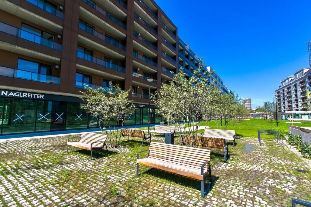 Vonkajšia záhrada v ubytovaní Luxury, bright Studio with parking and balcony in Bratislava center